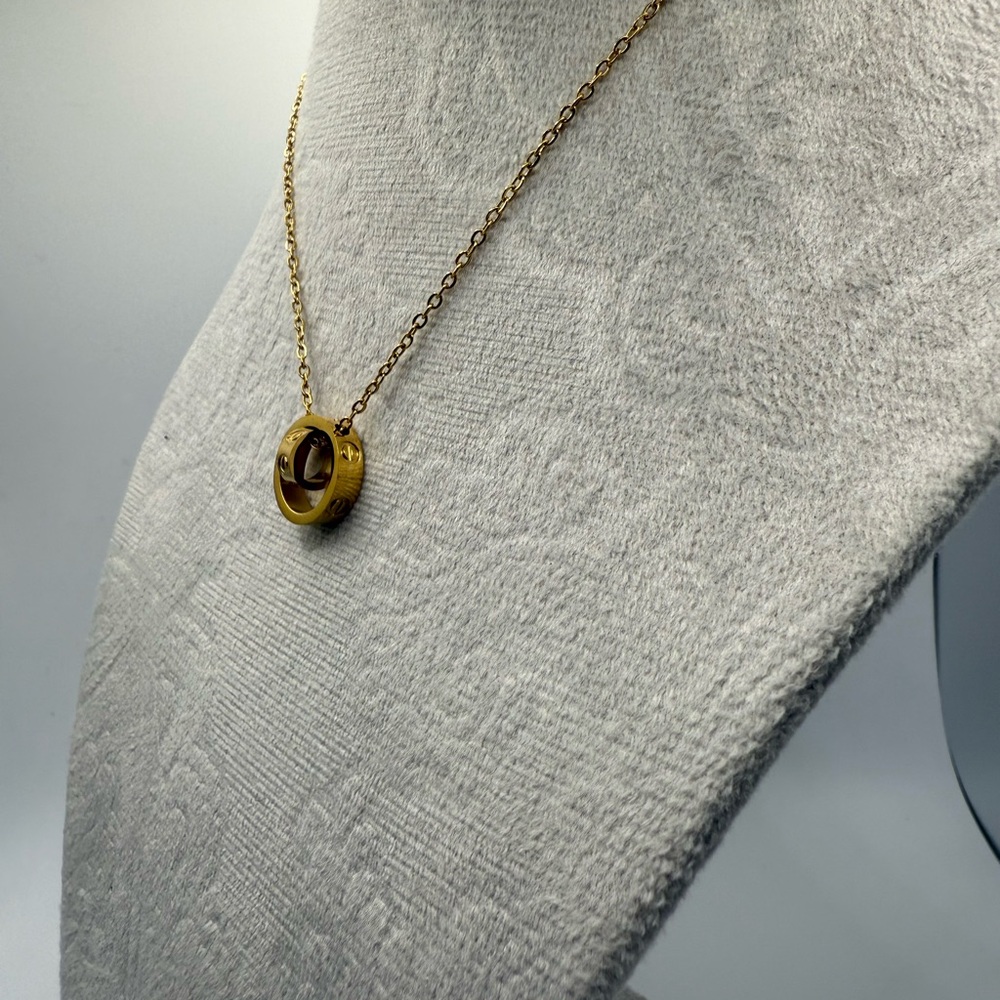 Elegant Gold Pendant Necklace